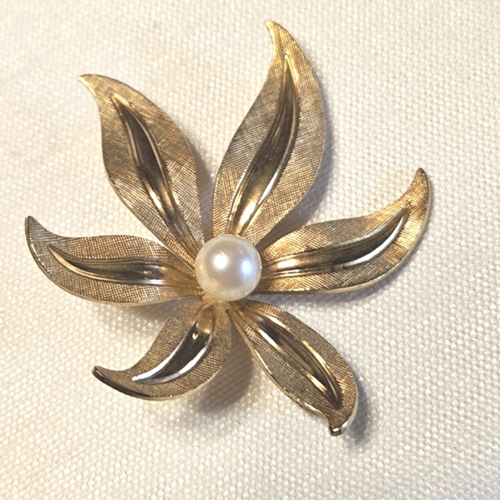 Van Dell Vintage 12K Gold Filled Leaf Design With A Culture Pearl Brooch
